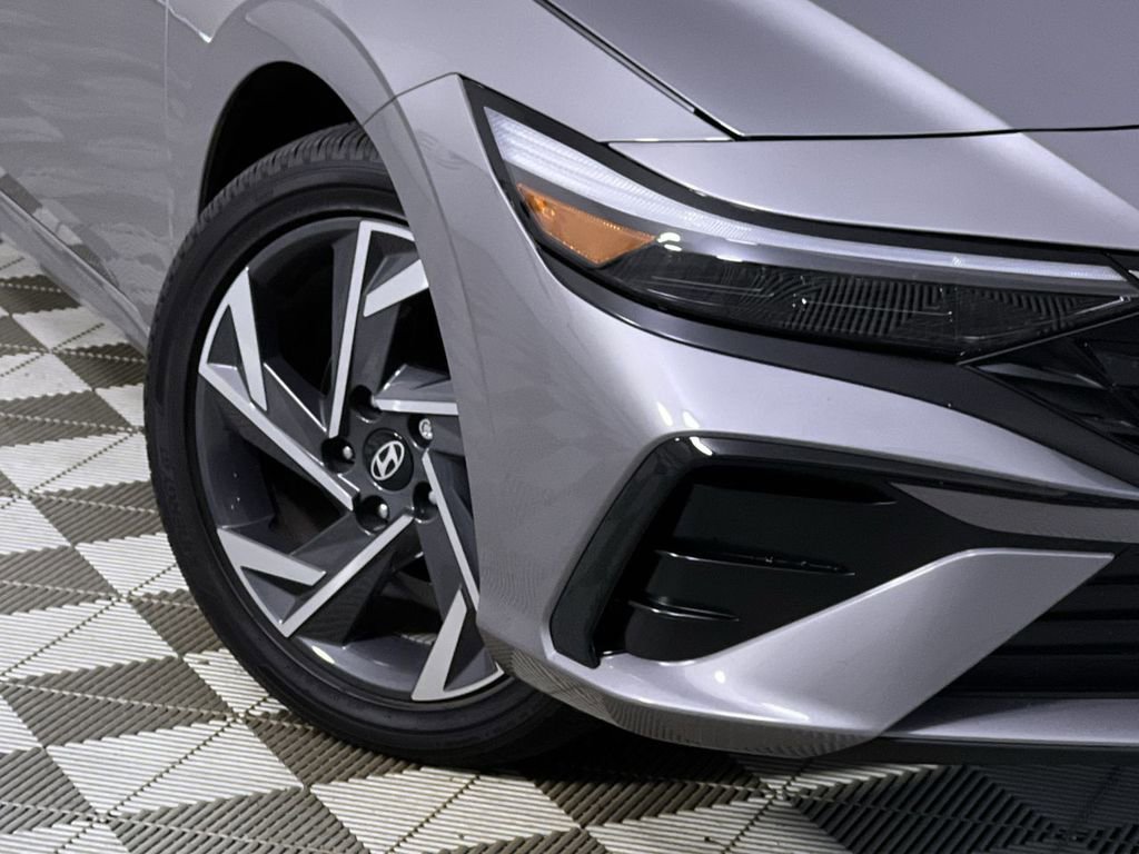 Used 2025 Hyundai Elantra SEL image 11