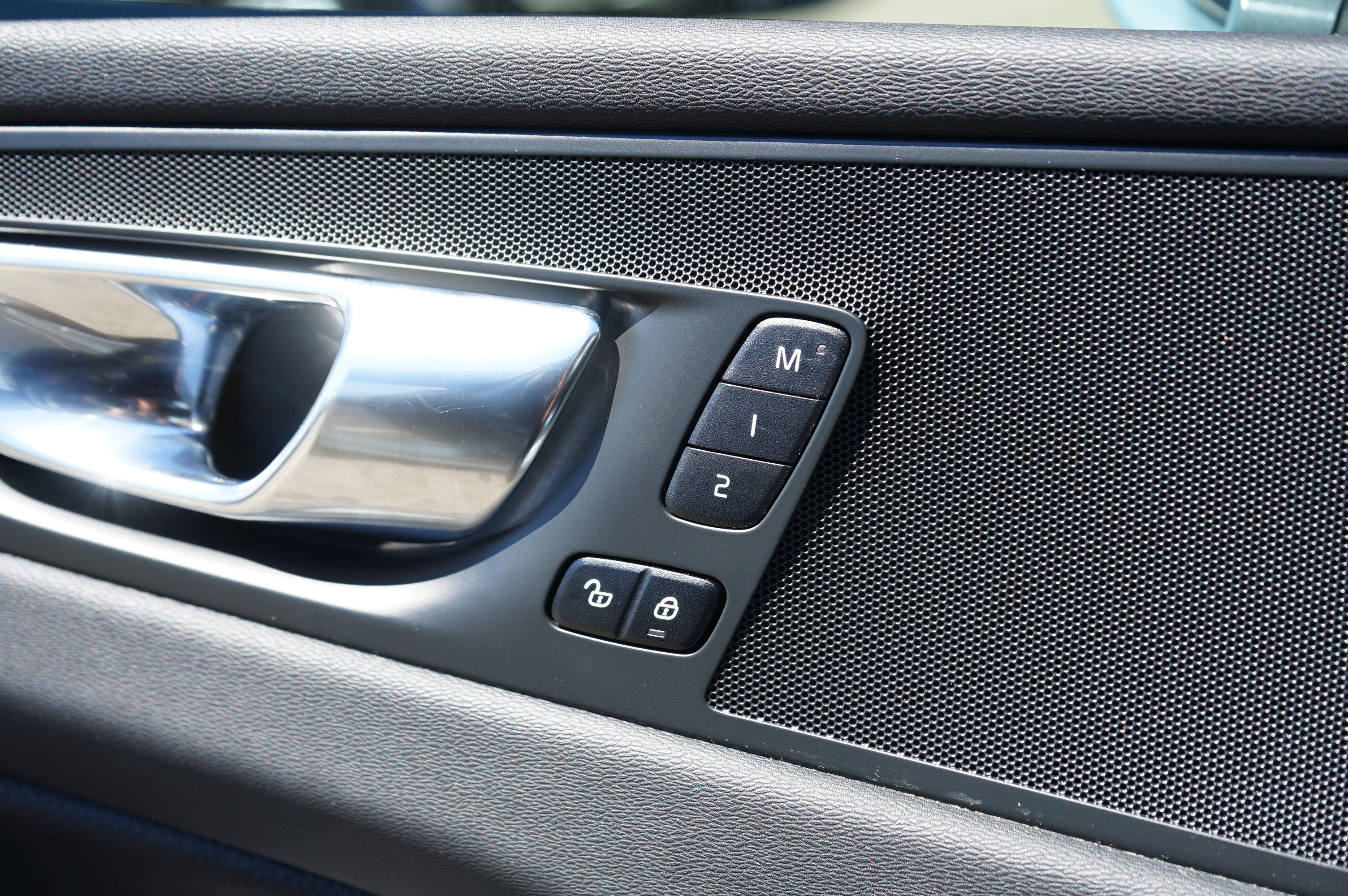 Used 2022 Volvo XC60 B5 Momentum image 14