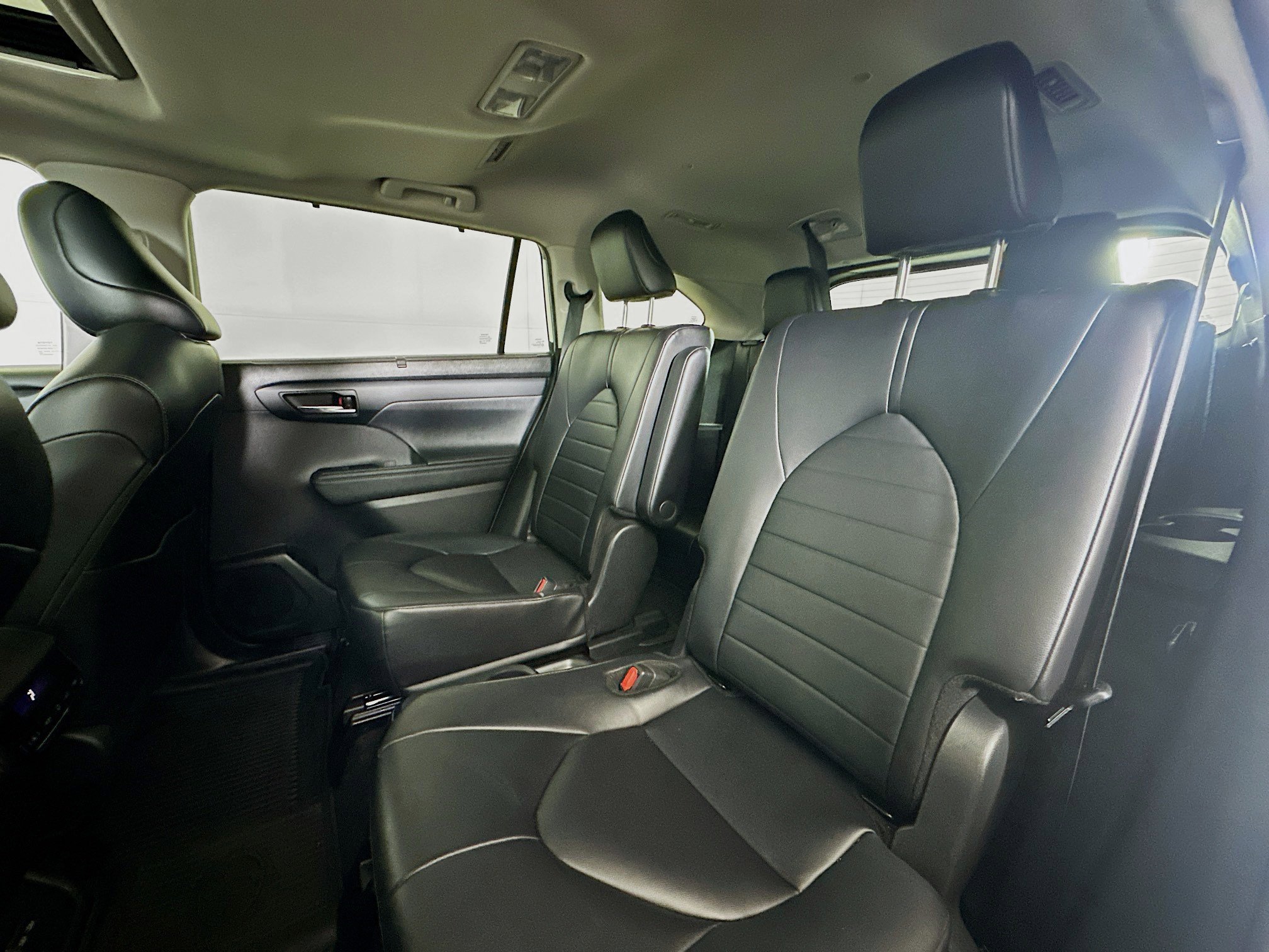 Used 2024 Toyota Highlander XLE image 29