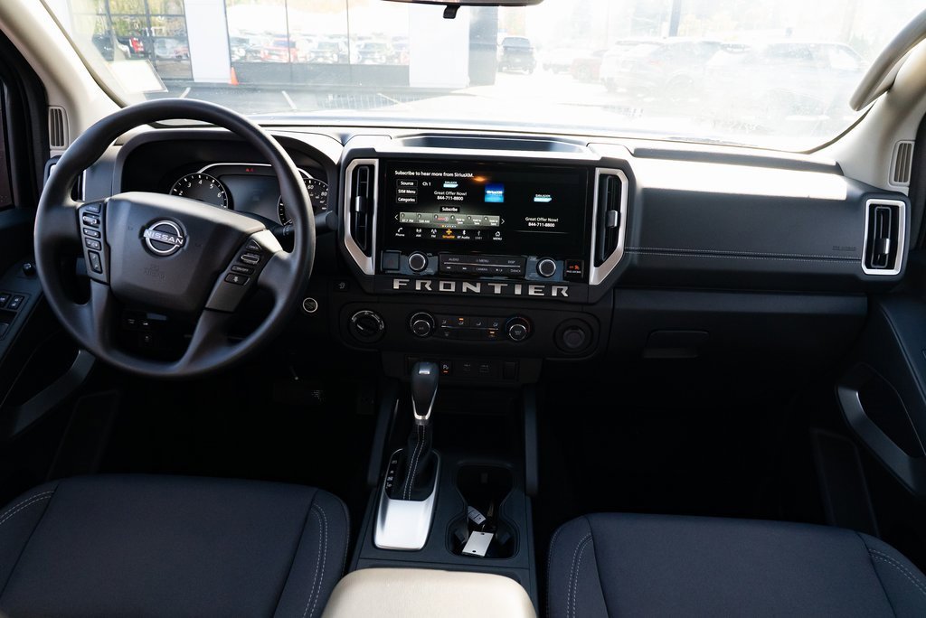 Used 2025 Nissan Frontier SV image 8