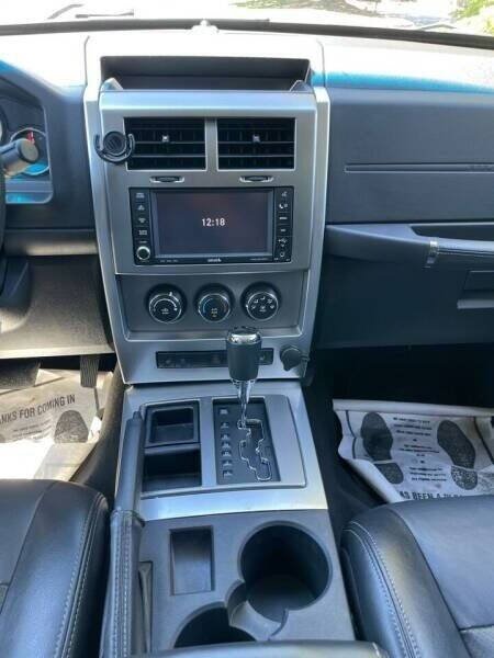 Used 2010 Jeep Liberty Limited w/ Tire & Wheel Group RWD image 15