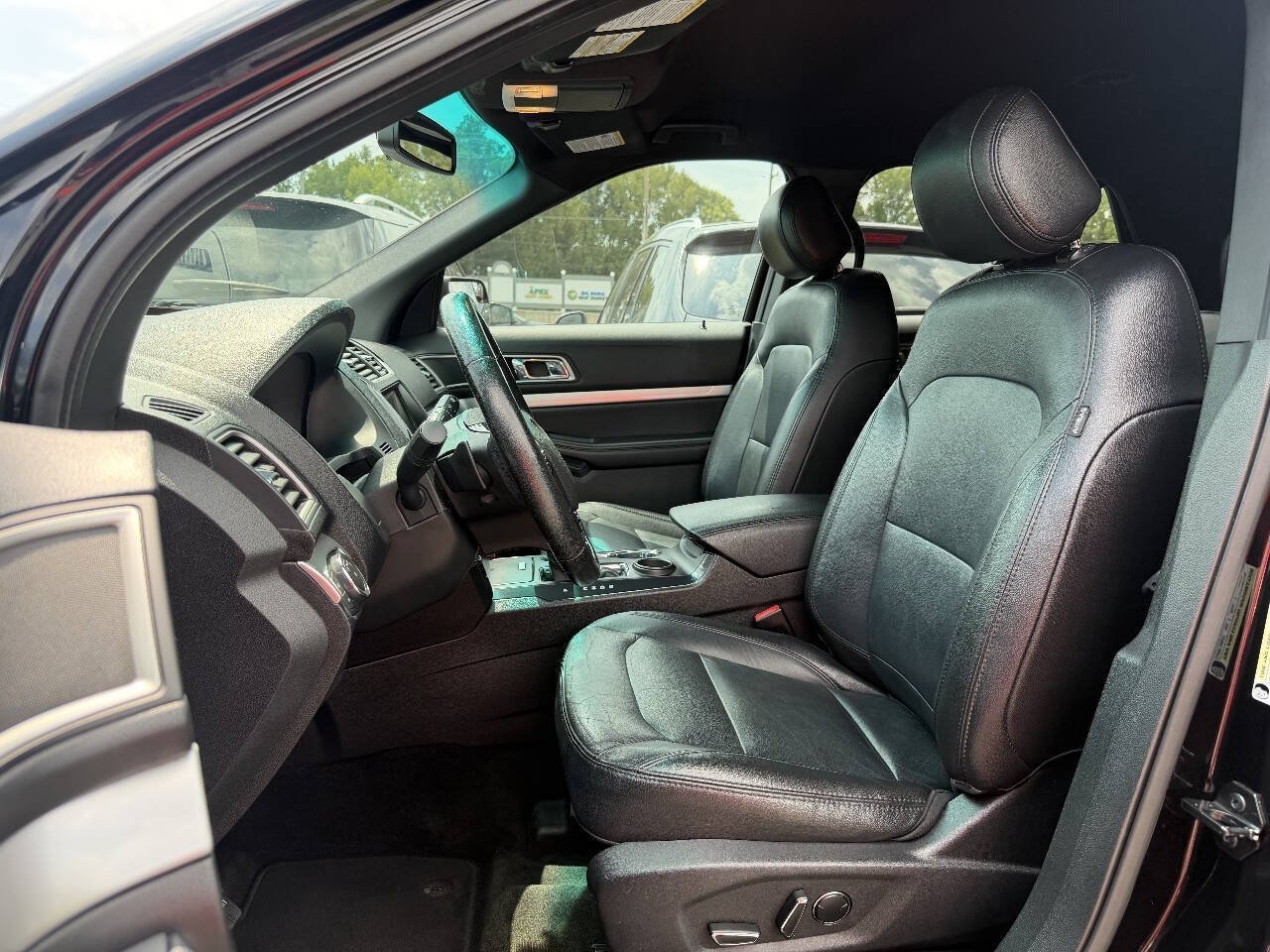 Used 2016 Ford Explorer XLT w/ Equipment Group 202A FWD image 8