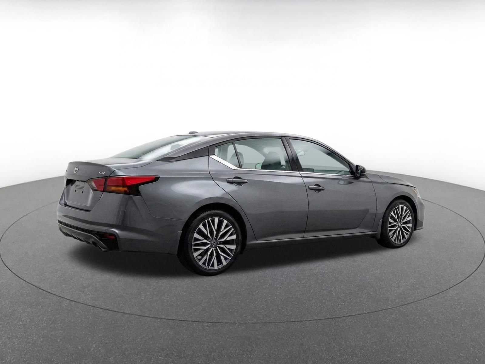 Used 2025 Nissan Altima 2.5 SV FWD image 9