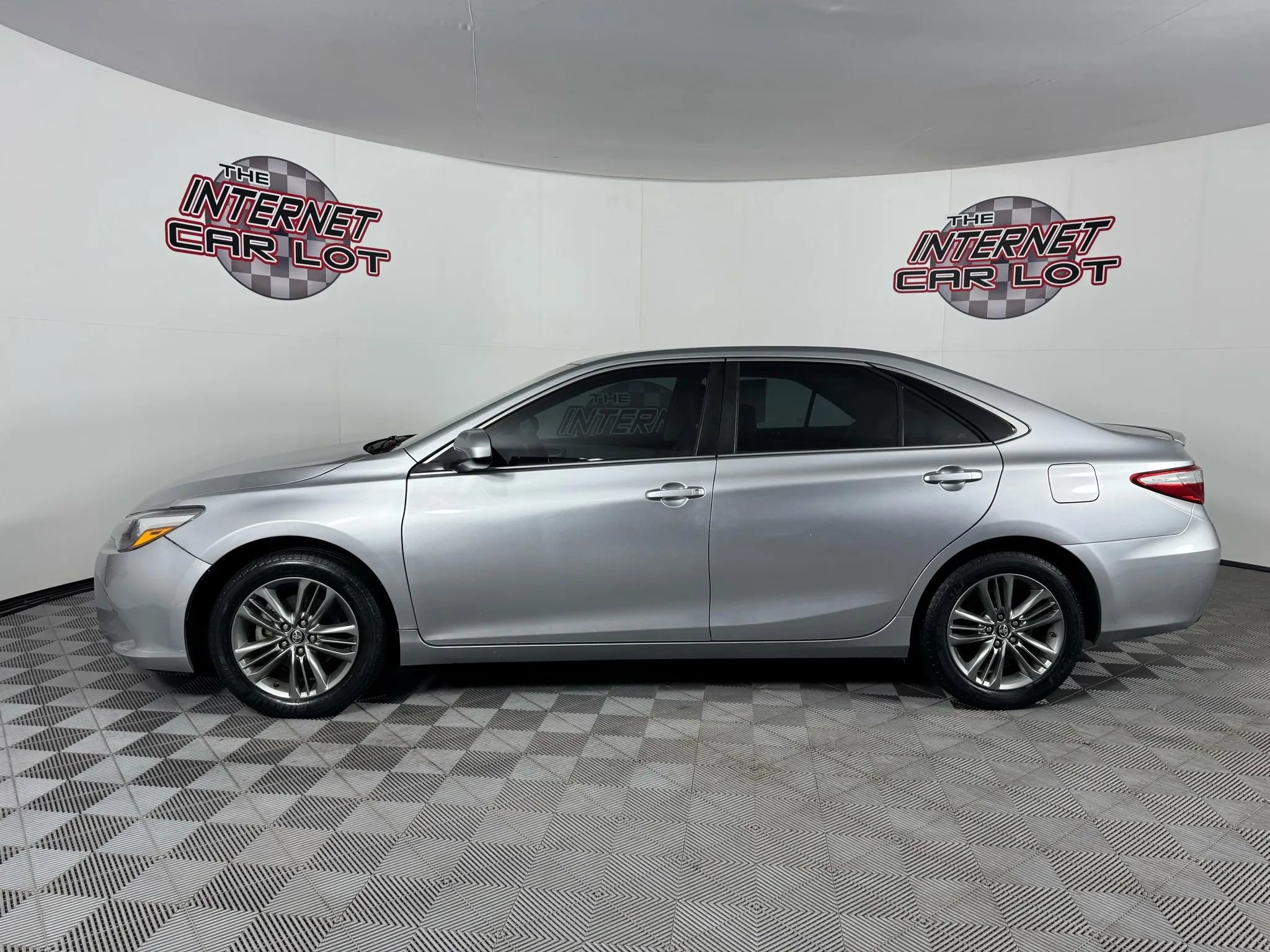 Used 2017 Toyota Camry SE image 4