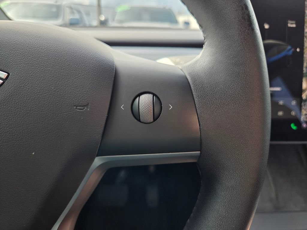 Used 2021 Tesla Model Y Long Range AWD/4WD image 32