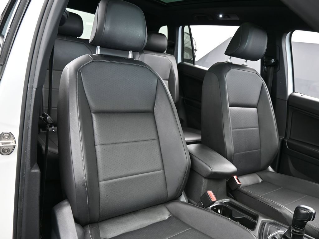 Used 2020 Volkswagen Tiguan SE R-Line image 44