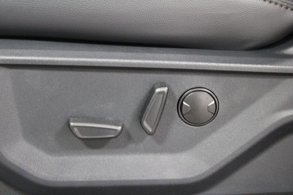 New 2026 Ford F250 Lariat w/ Black Appearance Package image 25