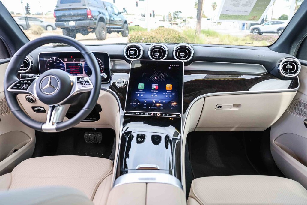 Used 2025 Mercedes-Benz GLC 350e 4MATIC image 2