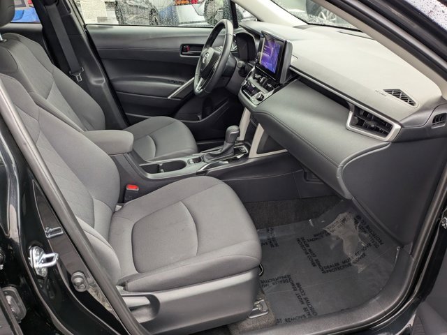 Used 2025 Toyota Corolla Cross LE image 5