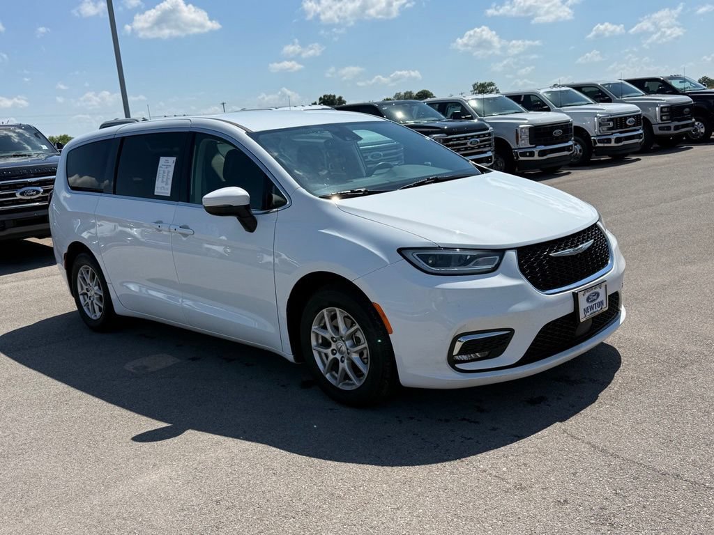 Used 2023 Chrysler Pacifica Touring-L FWD image 2