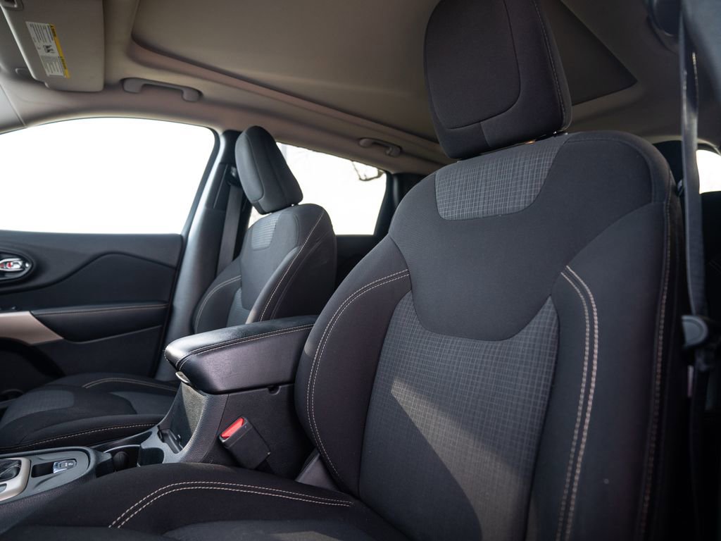 Used 2017 Jeep Cherokee Latitude w/ Comfort/Convenience Group image 7