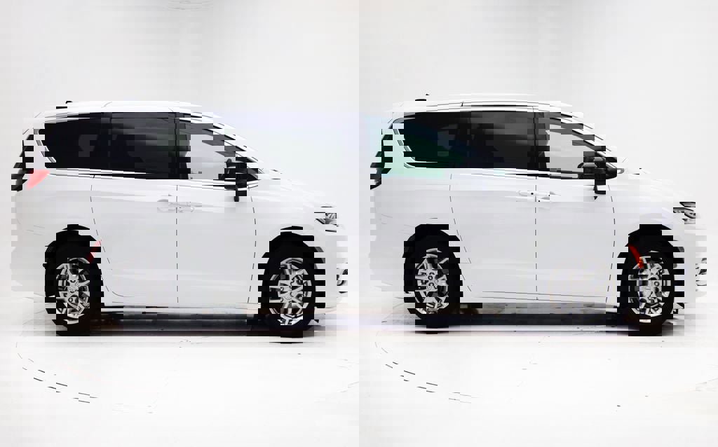 Used 2025 Chrysler Pacifica Select image 2