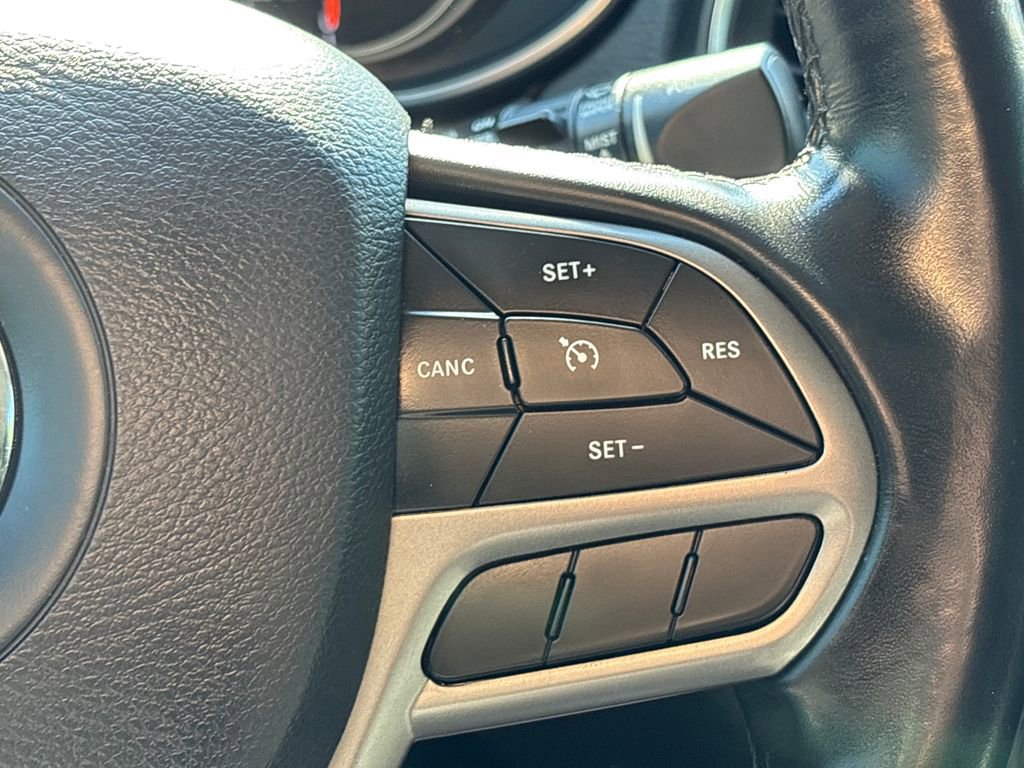 Used 2020 Jeep Cherokee Latitude Plus AWD/4WD image 18