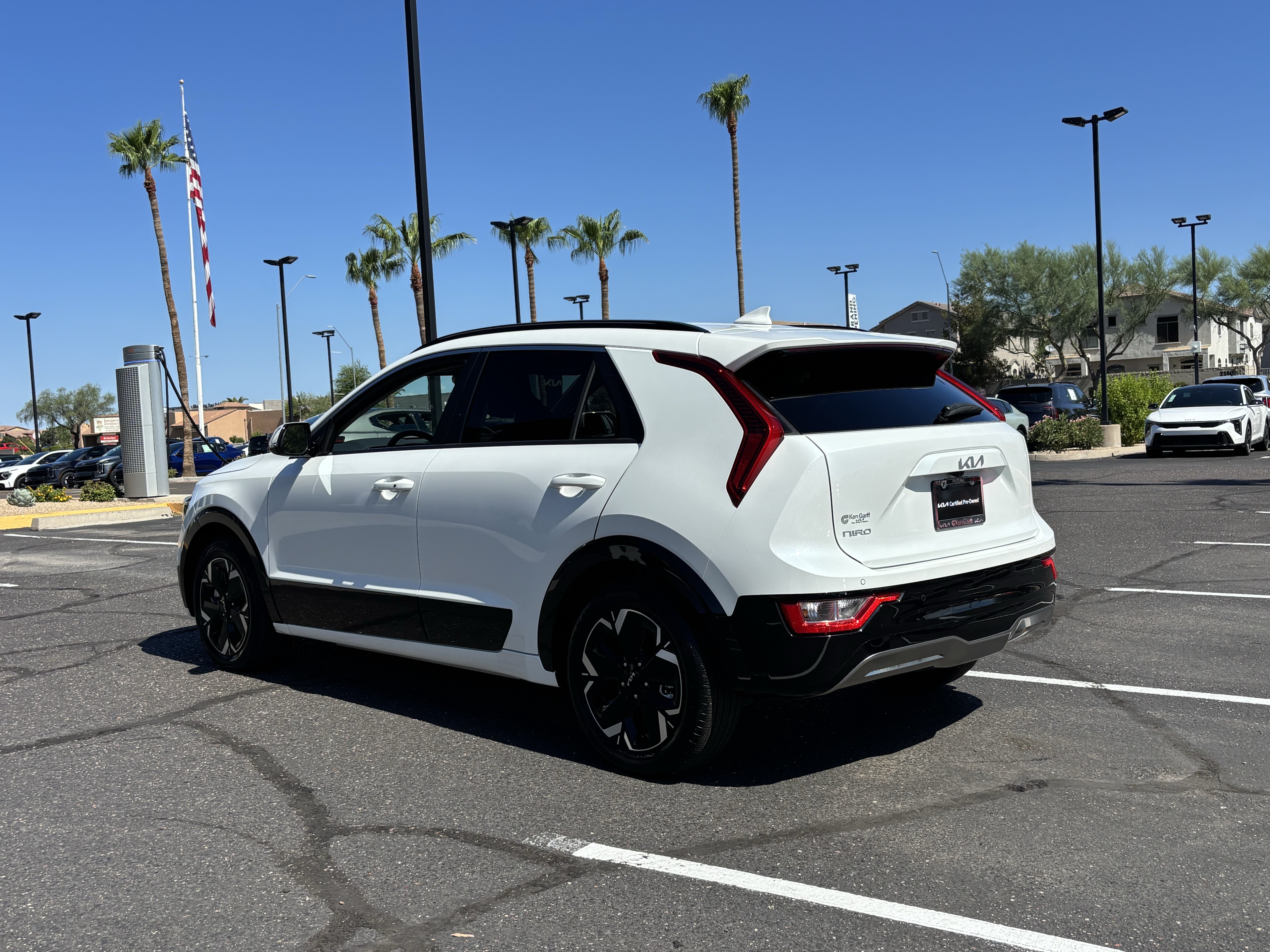 Certified 2023 Kia Niro Wind w/ Wind Preserve Package FWD image 4