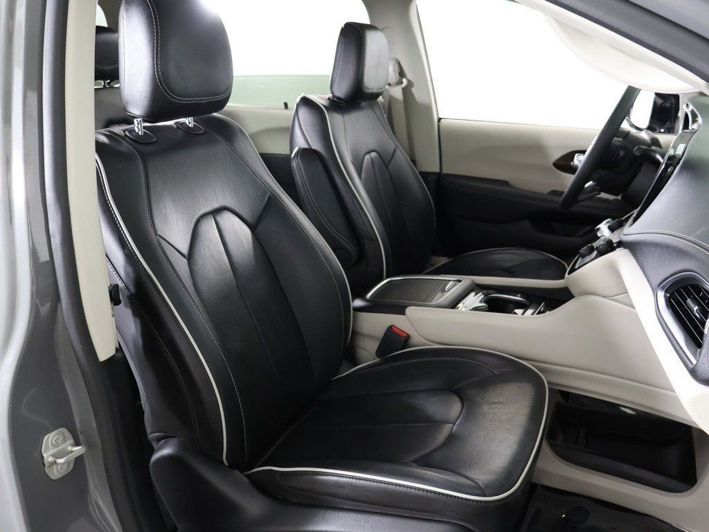 Used 2023 Chrysler Pacifica Limited image 37