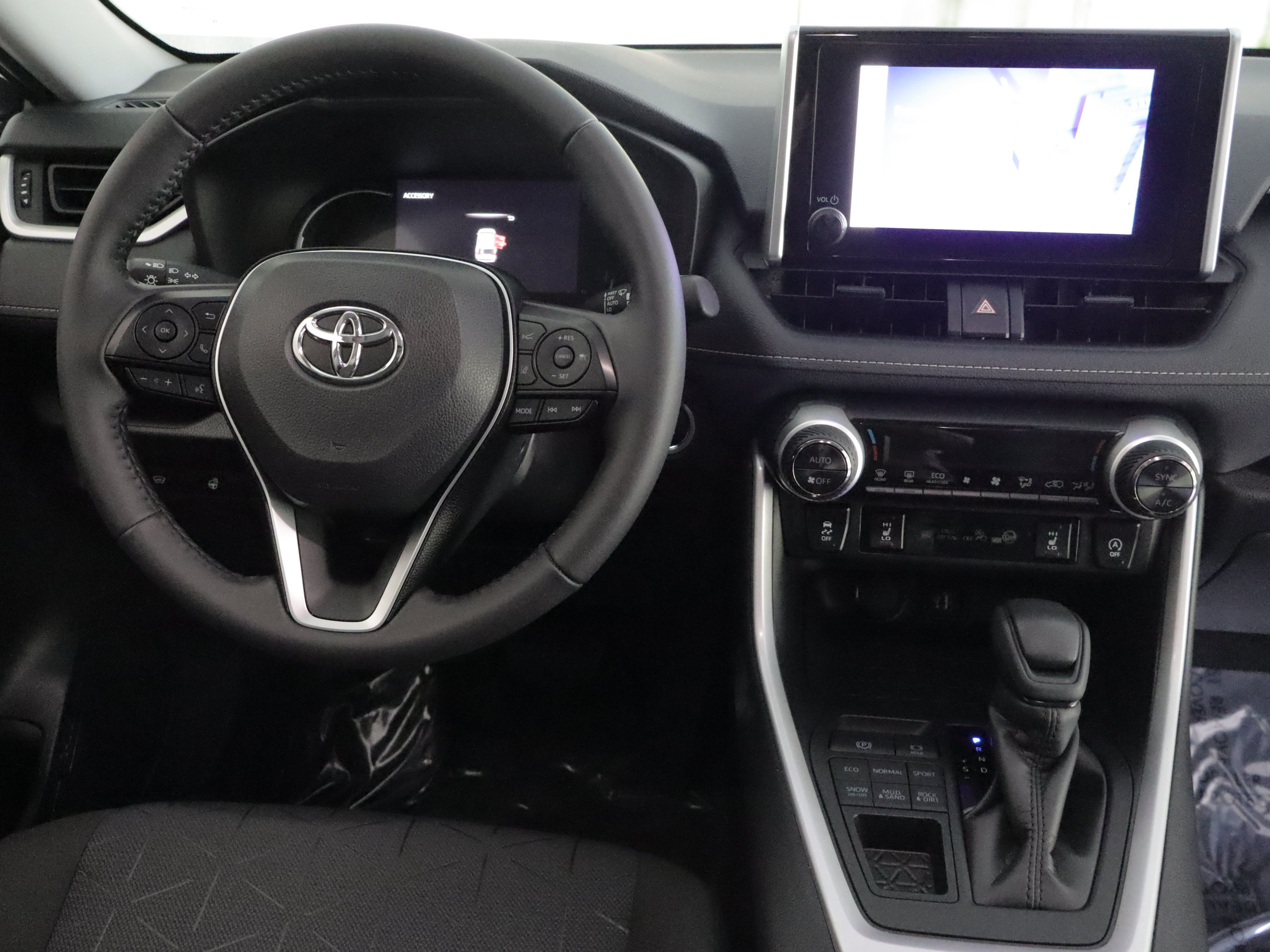 Used 2025 Toyota RAV4 XLE AWD/4WD image 2