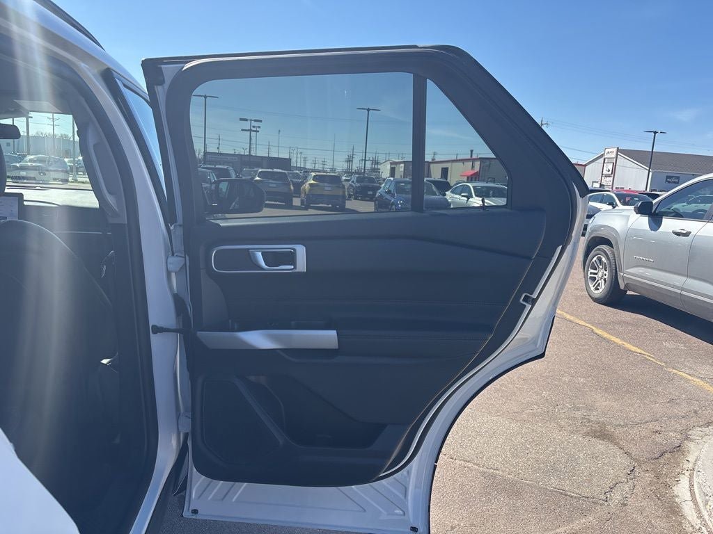 Used 2020 Ford Explorer XLT w/ Equipment Group 202A AWD/4WD image 41