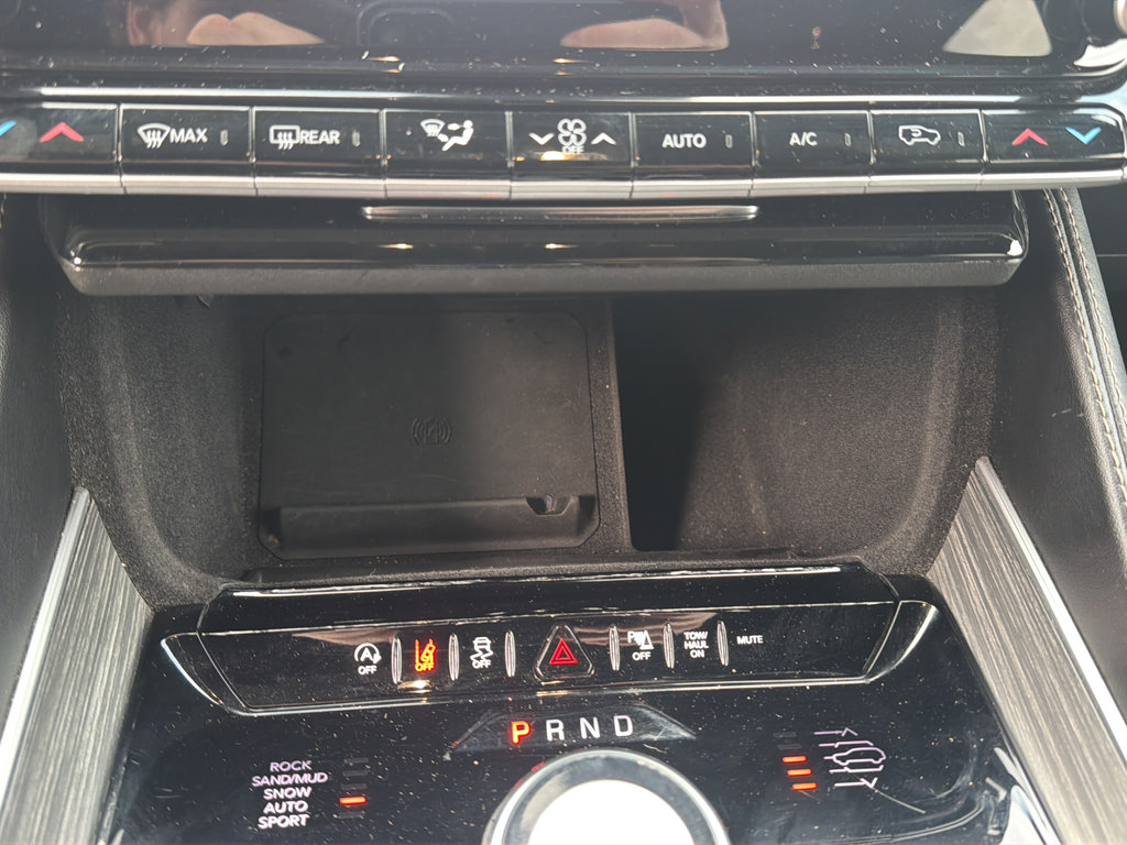 Used 2024 Jeep Wagoneer L Series III w/ Flexible Seating Group AWD/4WD image 39