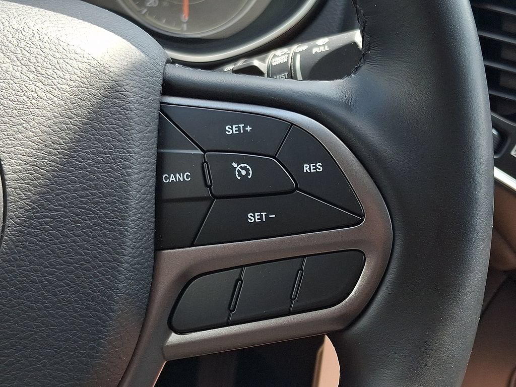 Used 2020 Jeep Cherokee Latitude w/ Cold Weather Group AWD/4WD image 21