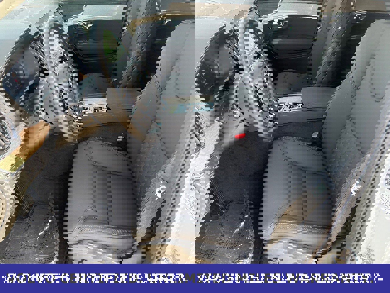 Certified 2025 Volvo XC90 B6 Plus image 30