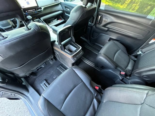 Used 2025 Toyota Sienna Platinum AWD/4WD image 34