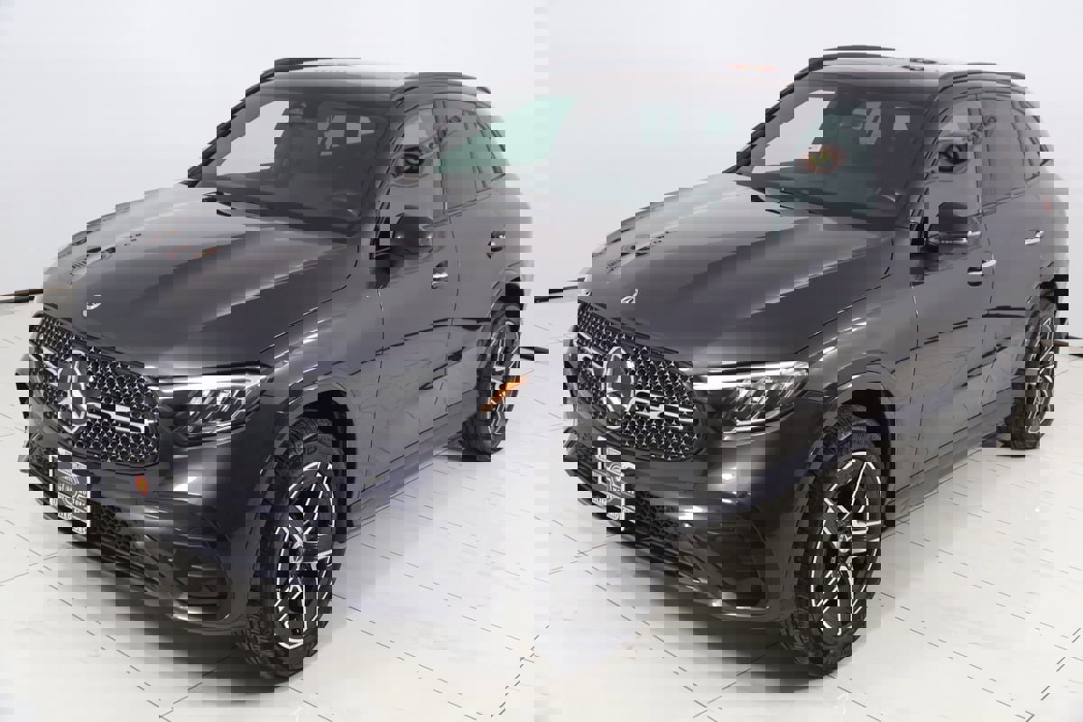 Used 2025 Mercedes-Benz GLC 300 4MATIC SUV image 24