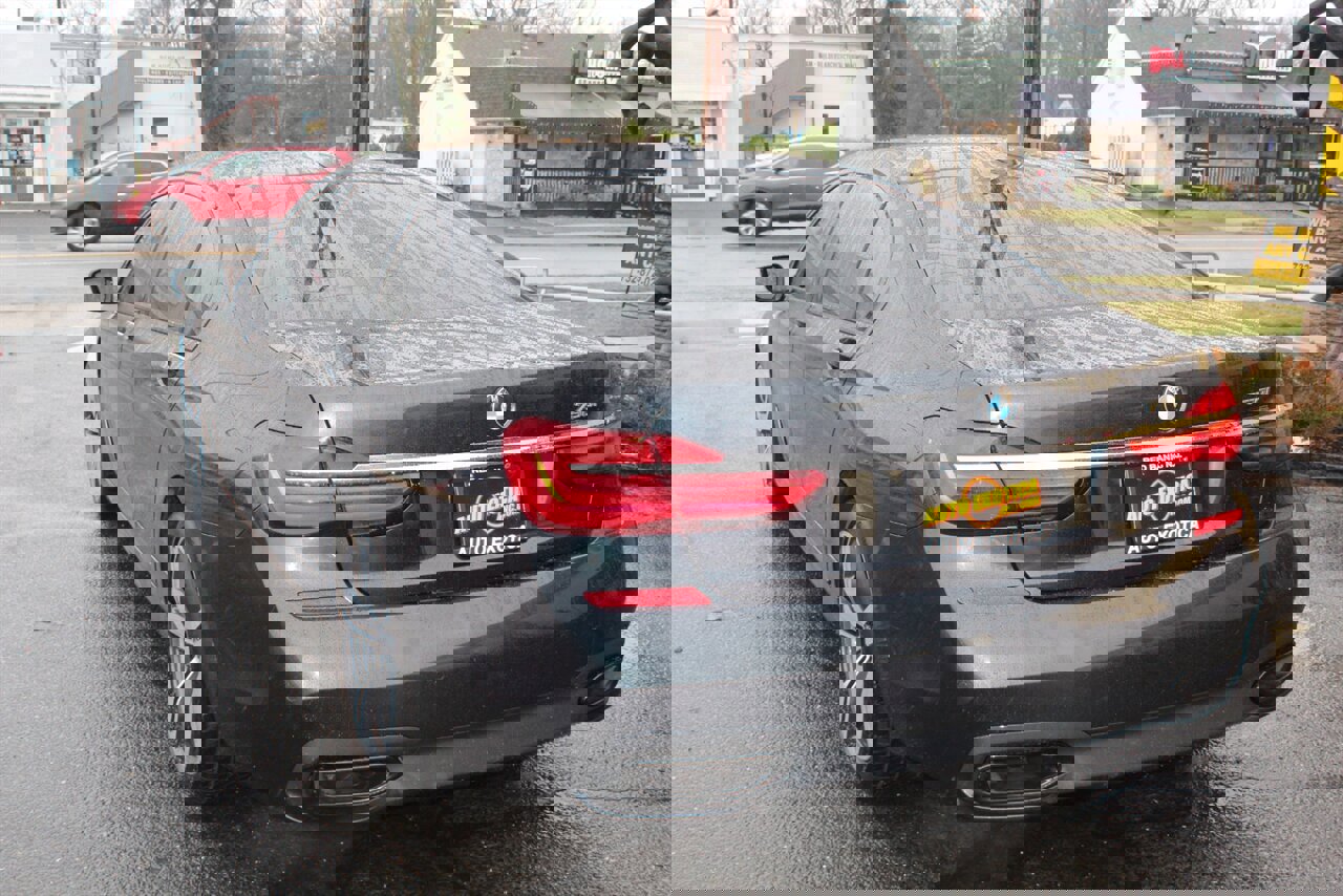 Used 2019 BMW 750i image 2