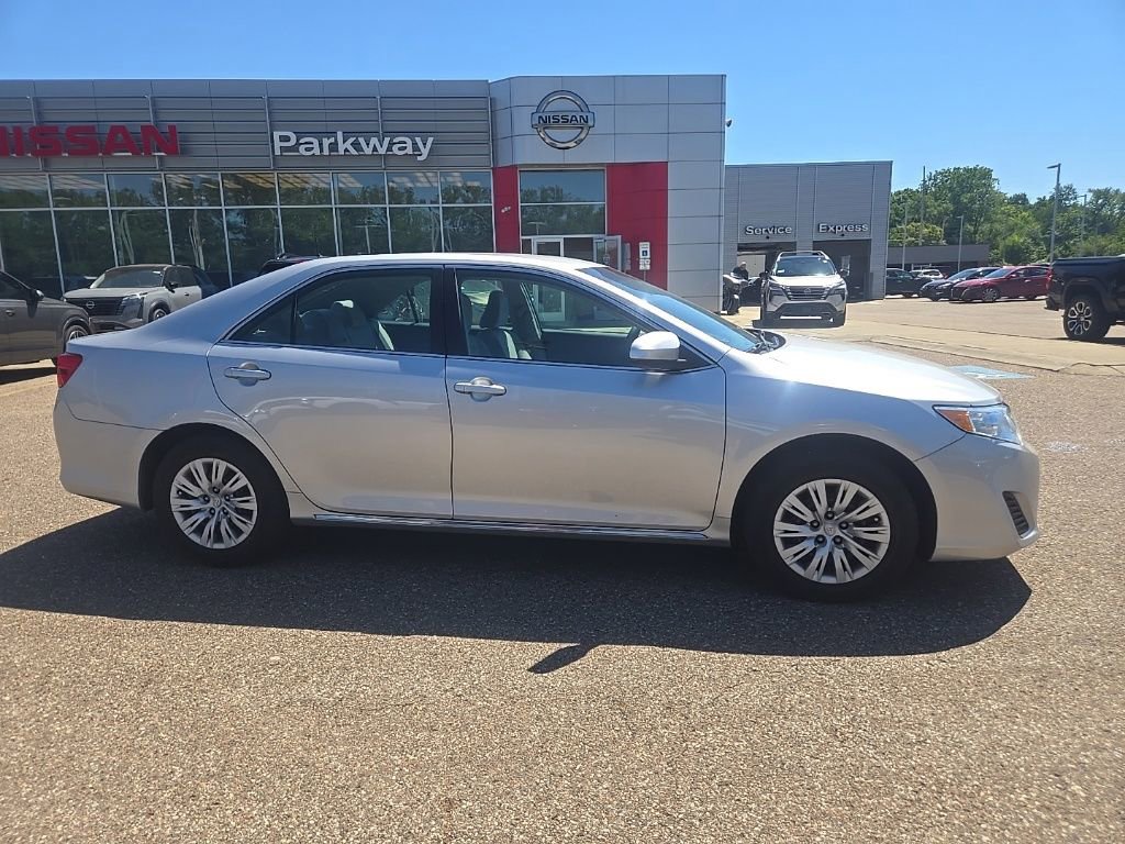 Used 2014 Toyota Camry LE FWD image 8
