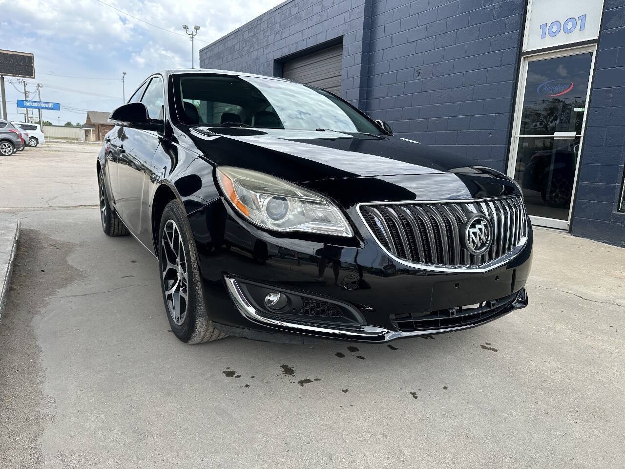 Used 2017 Buick Regal Sport Touring FWD image 2