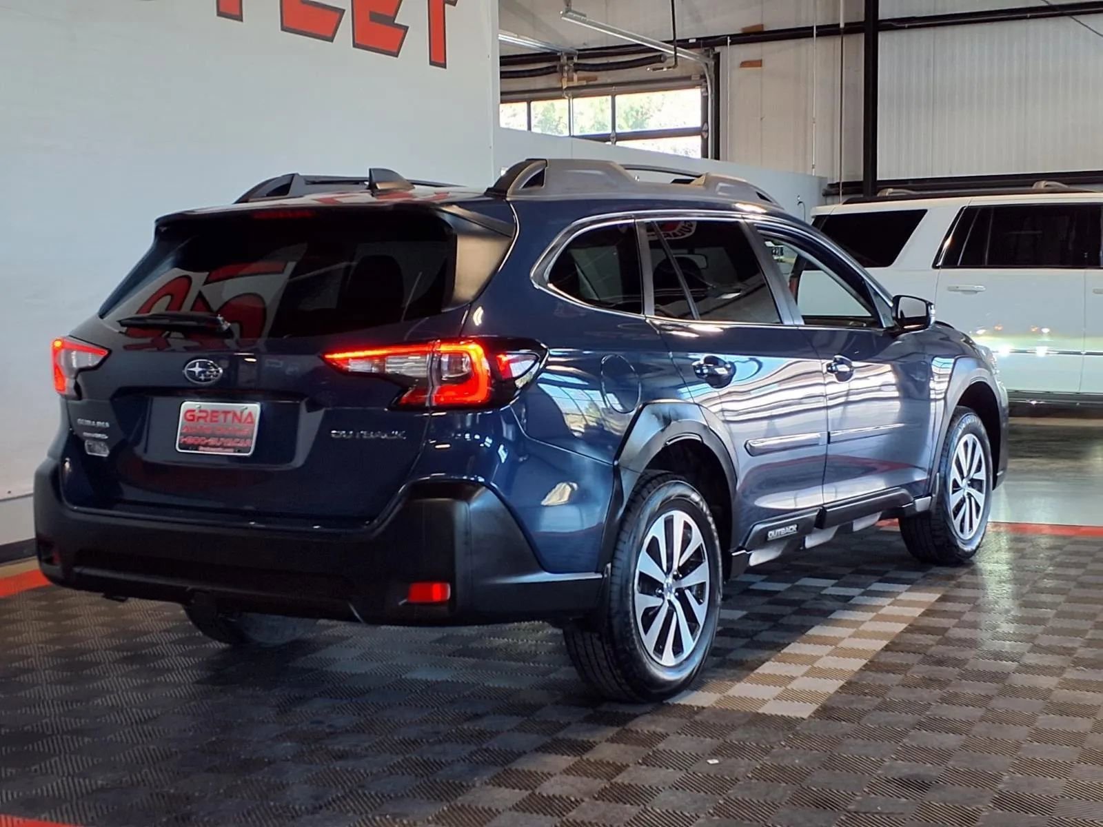 Used 2024 Subaru Outback Premium AWD/4WD image 8