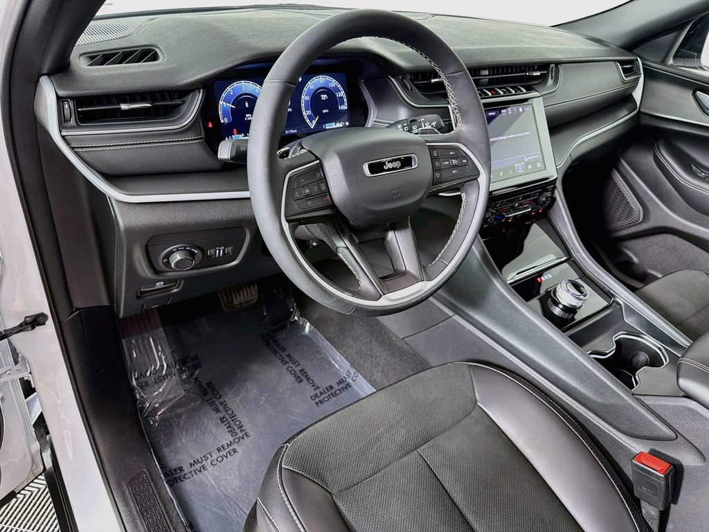 Used 2025 Jeep Grand Cherokee Altitude AWD/4WD image 9