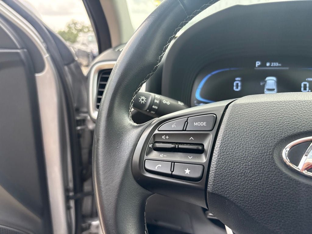 Used 2025 Hyundai Venue SEL FWD image 24