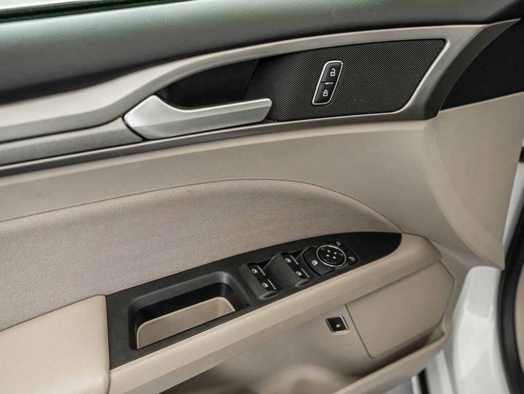 Used 2018 Ford Fusion SE image 16