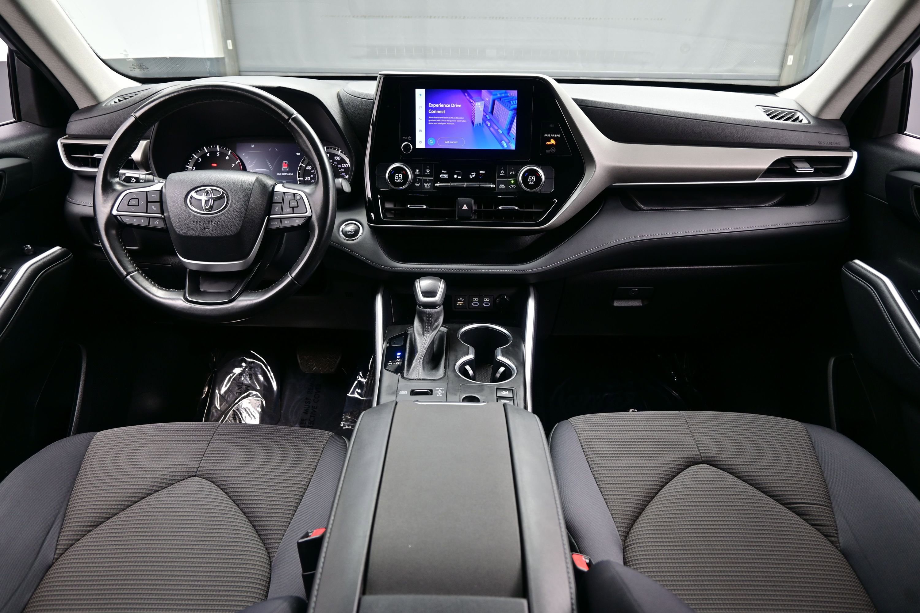 Used 2023 Toyota Highlander LE AWD/4WD image 18