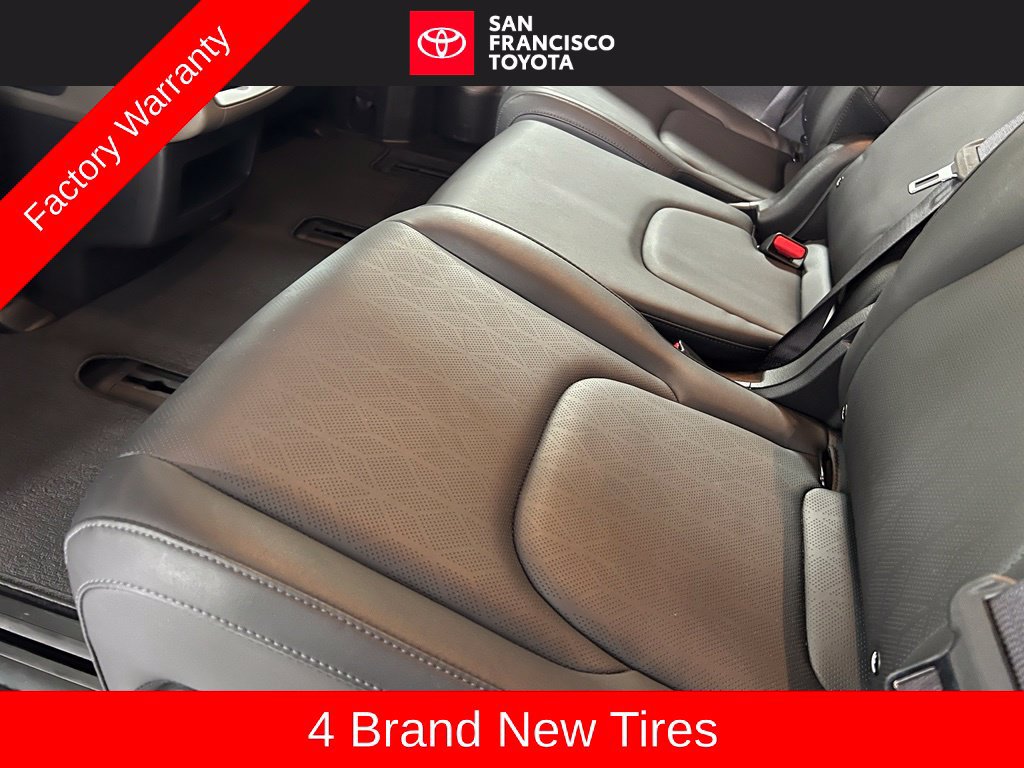 Used 2025 Kia Carnival EX FWD image 16