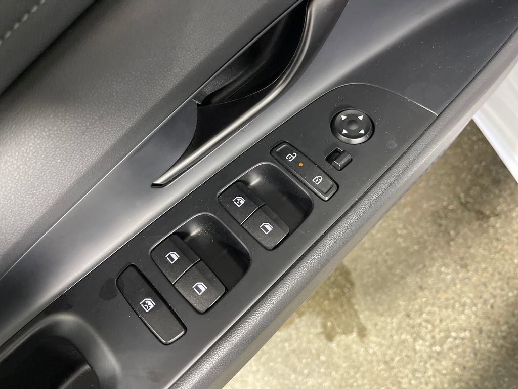 Certified 2025 Hyundai Elantra Sport image 18