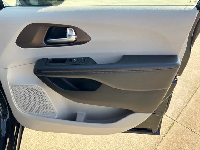 Used 2018 Chrysler Pacifica Touring Plus w/ Tire & Wheel Group FWD image 17