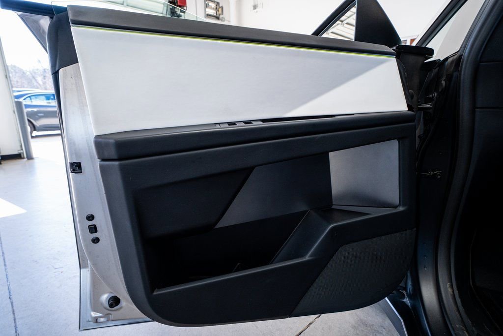 Used 2024 Tesla Cybertruck AWD Crew Cab image 29