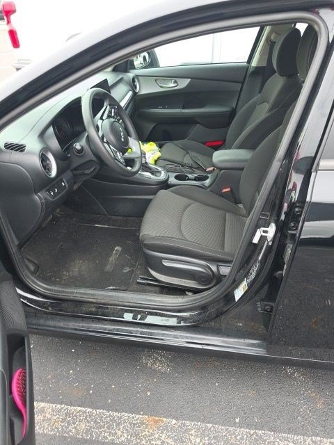 Used 2023 Kia Forte LXS w/ LXS Technology Package FWD image 5