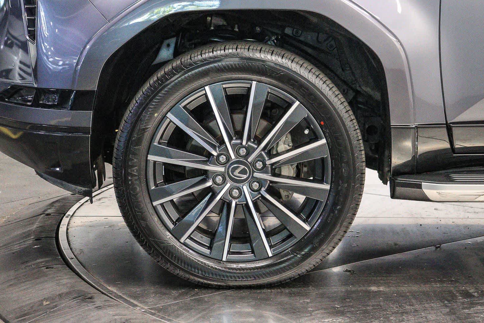 Used 2024 Lexus GX 550 w/ Cold Area Package AWD/4WD image 9