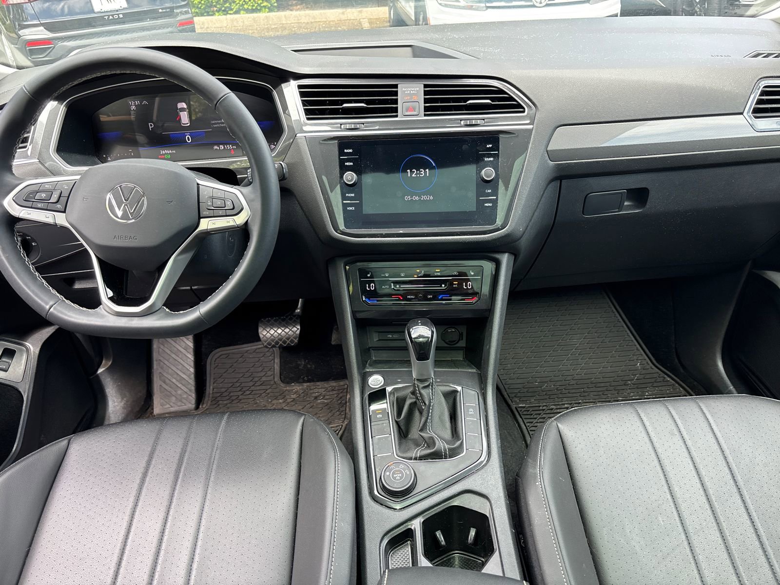 Used 2024 Volkswagen Tiguan SE w/ Panoramic Sunroof Package AWD/4WD image 27