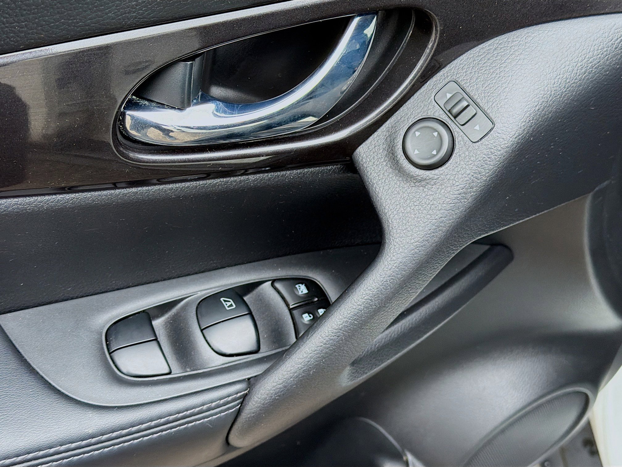 Used 2018 Nissan Rogue SV image 23