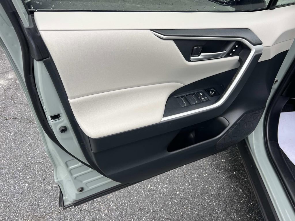 Used 2020 Toyota RAV4 XLE Premium image 10