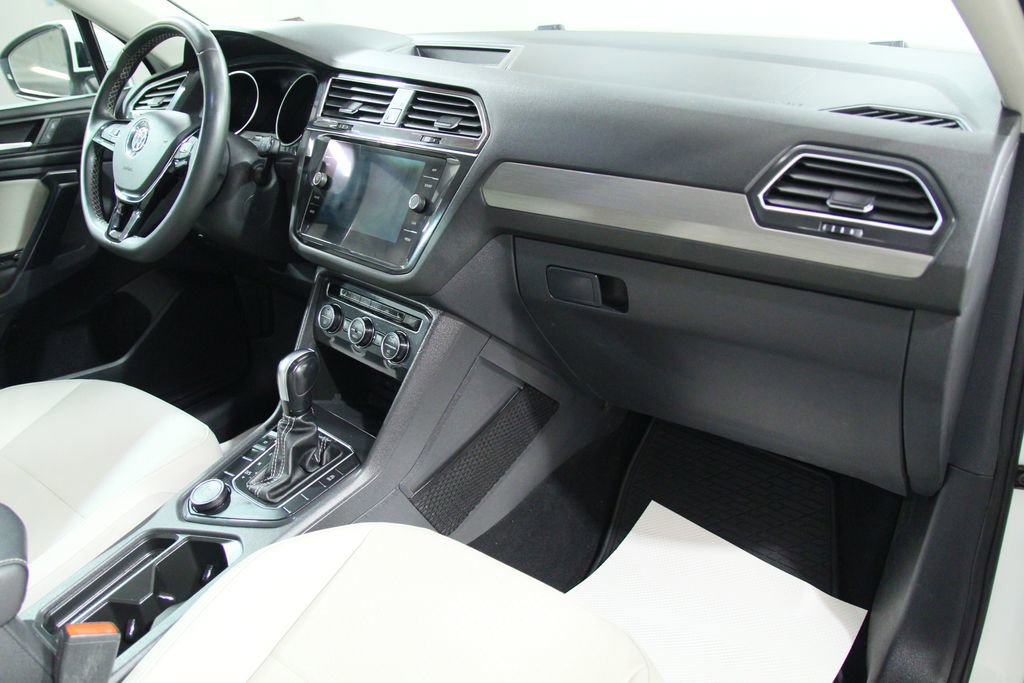 Used 2021 Volkswagen Tiguan SE w/ Panoramic Sunroof Package AWD/4WD image 19