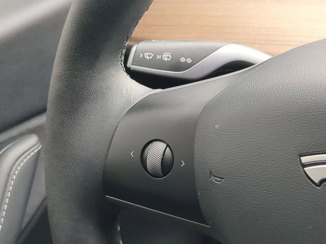 Used 2022 Tesla Model Y Performance image 33