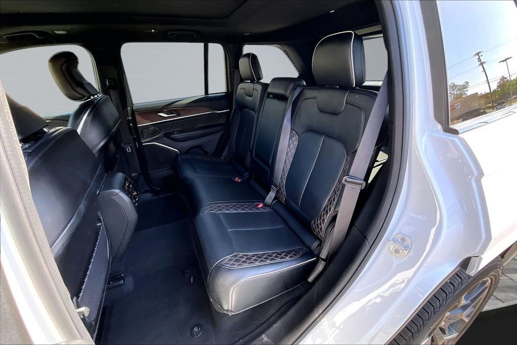 Used 2025 Jeep Grand Cherokee Summit w/ Obsidian Package AWD/4WD image 19