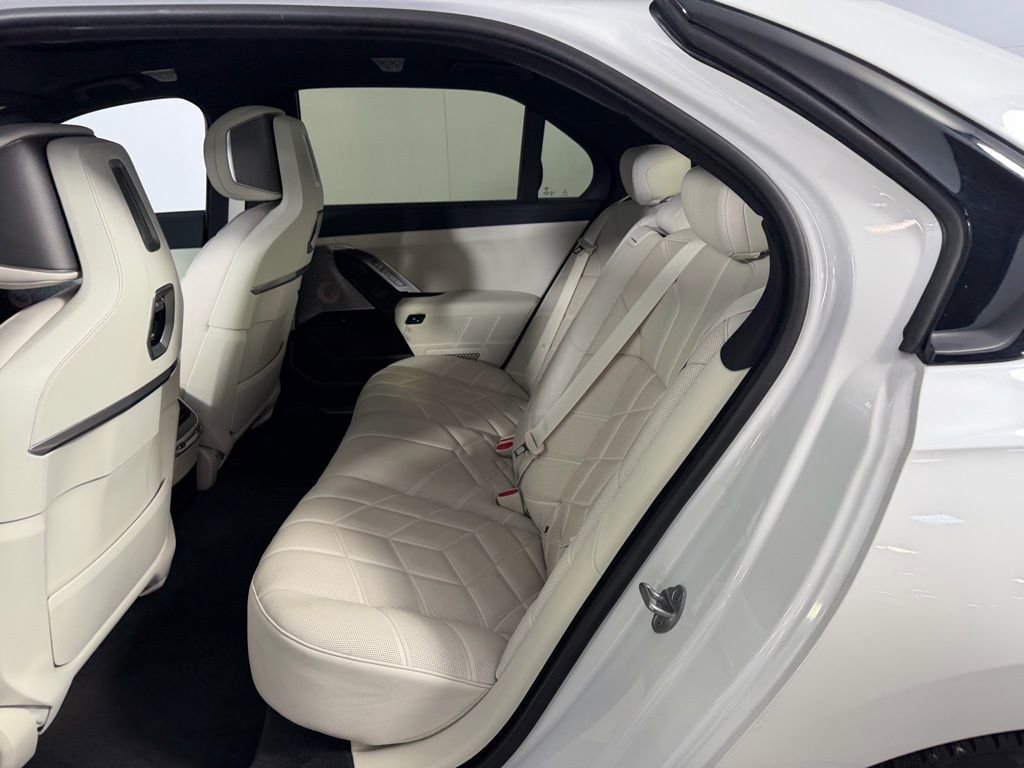 Used 2023 BMW 740i w/ Executive Package image 27