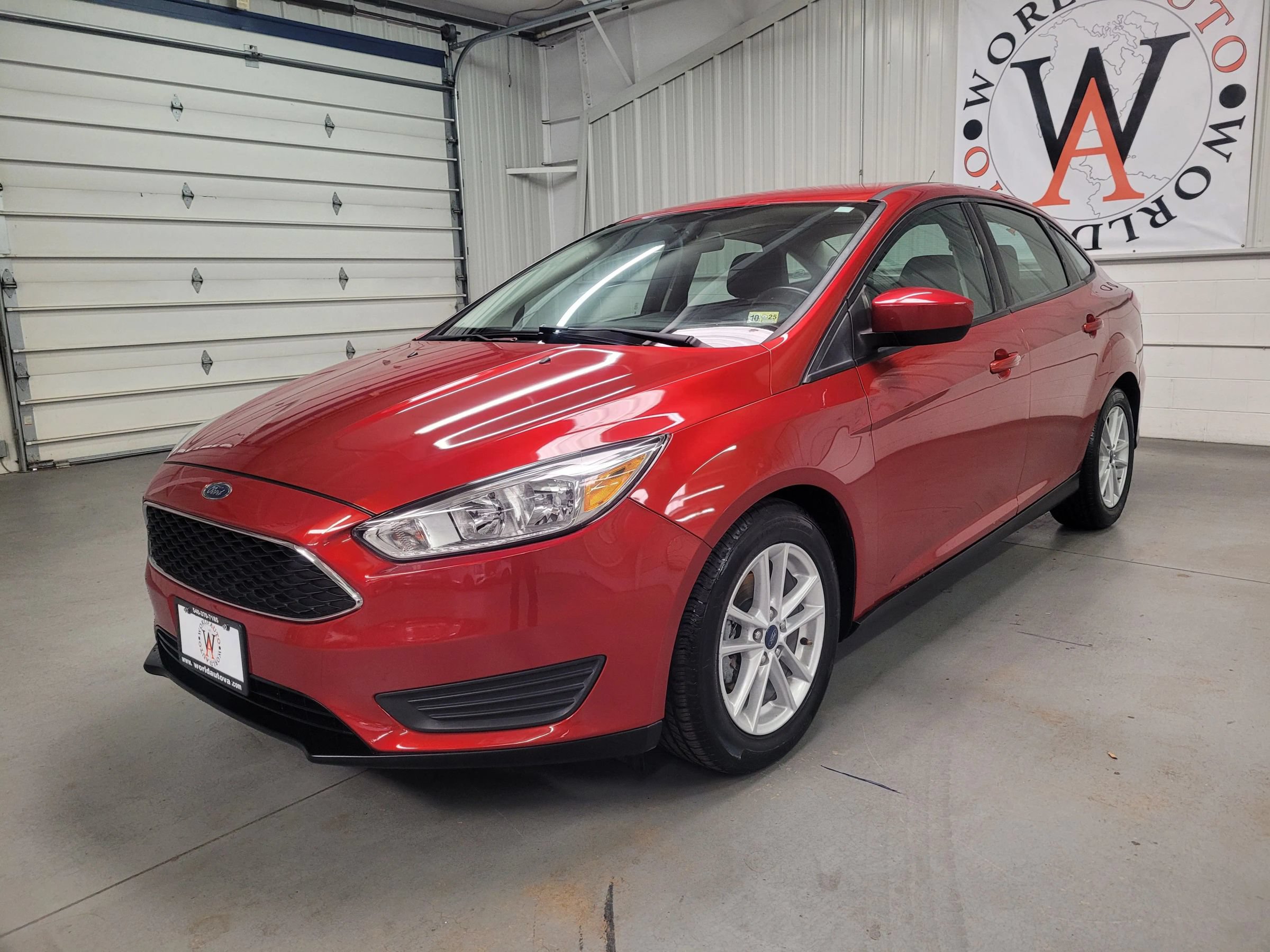 Used 2018 Ford Focus SE FWD image 2