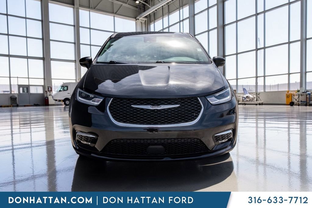 Used 2023 Chrysler Pacifica Touring-L image 22