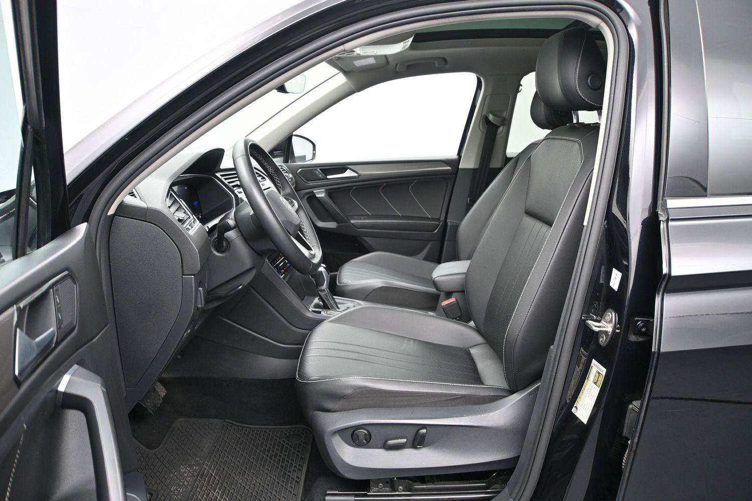 Used 2022 Volkswagen Tiguan SE w/ Panoramic Sunroof Package AWD/4WD image 7